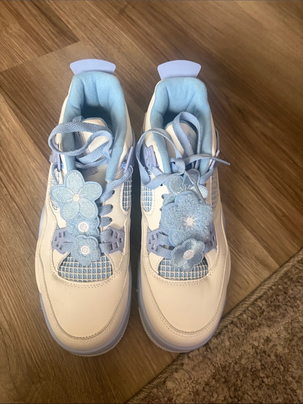 Nike woman 6.5 forget me not
White and Light Blue Floral Sneakers